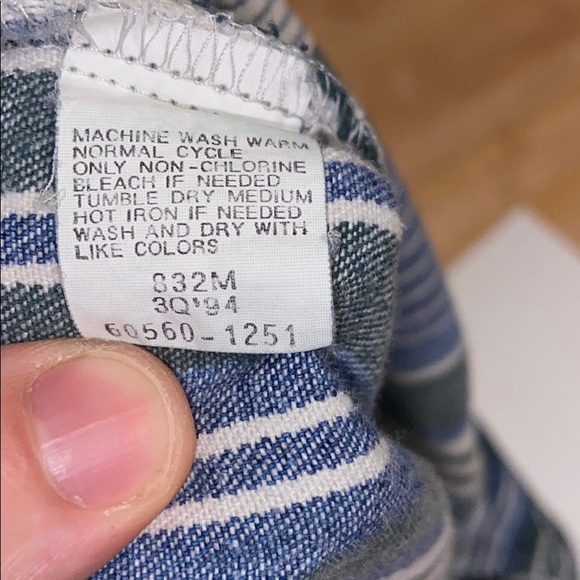 Early 90’s Vintage Levi’s Button Down - Picture 6 of 6